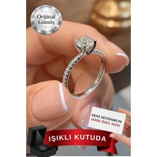 Carat Stone Işıklı Kutuda 1 Carat Kadın Gümüş Yüzük (Pırlanta Işıltılı)