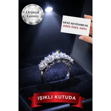 Carat Stone Işıklı Kutuda Gümüş Kadın Prenses Beştaş Yüzük