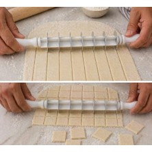 Kare Mantı Kesme Aparatı Hamur Kesici Merdane Çoklu 7 Bıçaklı Hamur Bölücü Mantı Ravioli Erişte Kesici Mutfak Hamur Şekillendirici Pratik Kesim Aracı Dayanıklı Plastik Ergonomik Saplı