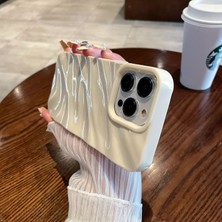 Aksesuarda iPhone 14 Pro Max Uyumlu Kabartmalı Dalga Desenli Premium Silikon Telefon Kılıfı Inci Beyazı