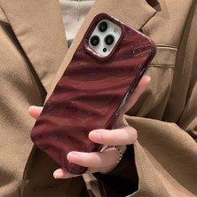 Aksesuarda iPhone 16 Pro Max Uyumlu Premium Kabartmalı Dalga Desenli Koruyucu Silikon Telefon Kılıfı Bordo