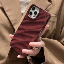 Aksesuarda iPhone 15 Pro Max Uyumlu Premium Kabartmalı Dalga Desenli Darbe Emici Silikon Telefon Kılıfı Bordo
