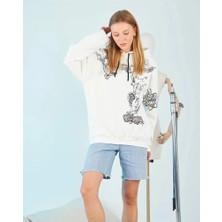 Velmora Fashion Kadın Kapüşonlu Üç Iplik Sweatshirt - Beyaz Strong Heykel Baskılı, Rahat Kalıp, Kanguru Cepli Modern Tasarım