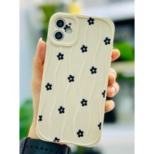 Iphone 11 ile Uyumlu Dalgalı Siyah Papatya Tasarımlı Baskılı Esnek Silikon Kılıf