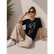 İlk El Grup Kadın Kuğu Figürlü Soru Işareti Baskılı Tişört Kısa Kol T-Shirt - Siyah