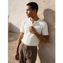 LC Waikiki Lcw Vision Ekru Henley Yaka Regular Fit Erkek Tişört