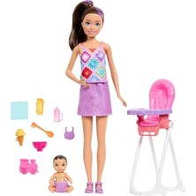 Hakay Barbie Bebek Bakıcısı Skipper Oyun Seti, Kahverengi Saçlı Yetişkin ve Küçük Bebek, Mama Sandalyesi ve Yiyecek Dahil 8 Aksesuar, JJB44