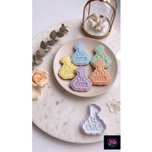 WLS Studio 1 Yaş "one" Temalı Fiyonklu Kurabiye ve Şeker Hamuru Kalıbı – Ilk Yaş Günü, Baby Shower & Doğum Günü Partisi Şekillendirici Kesici 8 cm