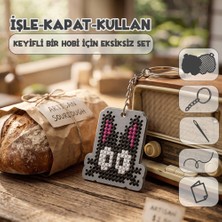 Etamina Ghiblimina Serisi: Sihirli Kara Kedi 8-Bit Pixel Art Çarpı Işi Anahtarlık Kiti- Minimalist Karakter Tasarımlı Hobi Seti