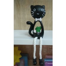 Grimsi Ayakları Sallanan Siyah Kedi Biblosu