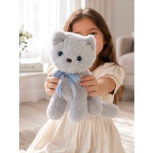 Liora Dünyası I Peluş Kedi Oyuncağı – Mavi Fiyonklu Ultra Yumuşak, Sevimli Sarılmalık Peluş