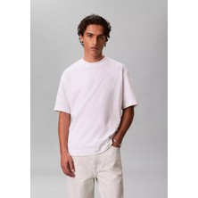 Calvin Klein Erkek Regular Fit Pamuklu Göğüste Ck Logolu Bisiklet Yaka Kısa Kollu Beyaz T-Shirt LV04LD224G-YAF