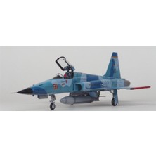 1/32 F-5e (Tiger Iı) Savaş Uçağı ve 2 Resin Figür Maketi, Kitty Hawk 32018