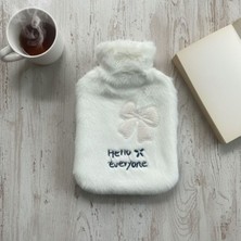 Ozkr Store Hello Everyone Yazılı Kurdeleli Beyaz Peluş Sıcak Su Torbası 1 Lt – Yumuşak Kılıf, Uzun Süre Sıcak Tutan Termal Su Torbası