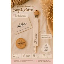 Nünüco Atelier Isme Özel Kişiselleştirilebilir El Yapımı Emzik Askısı | %100 Pamuk Kumaş | Ahşap Klips | Güvenli Emzik Tutucu |