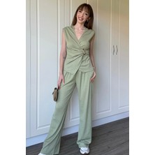 Dilay Gökoğlu Butik Çağla Yeşili Tokalı Kruvaze Yaka Takım