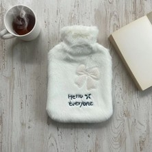 Hace Bazaar Hello Everyone Yazılı Kurdeleli Beyaz Peluş Sıcak Su Torbası 1 Lt – Yumuşak Kılıf, Uzun Süre Sıcak Tutan Termal Su Torbası (4887)