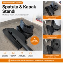 Moodmaker Store Thermomix Tm7 Uyumlu Spatula ve Kapak Standı – Mutfak Tezgahı Organizeri – 3D Tasarım