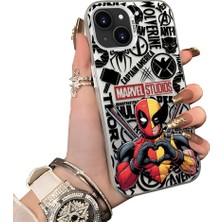 HONTINGA iPhone 14 Plus ile Uyumlu Kılıf Silikon Kenar Sert Arka Kamera Koruyucu Basitlik Anti Düşme Kamera Korumalı Marvel Desen Couple Telefon Kılıfı Kadın ve Erkek Için Uygundur K1-1903