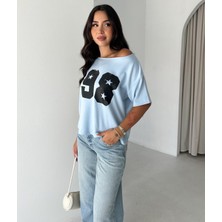 Budan Export Kadın 98 Yıldız Baskılı Kayık Yaka Düşük Omuz Kısa Kol Rahat Kalıp Yazlık T-Shirt