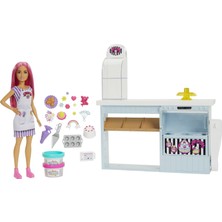 Kazan Hobi Barbie Pasta Dükkanı Oyun Seti ve Pembe Saçlı 30 cm Minyon Bebek, Fırın Standı, Pasta Yapma Özelliği, 20'den Fazla Oyun Parçası, 3 Yaş ve Üzeri Için (HGB73)