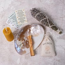 Macabeli Enerji ve Arınma Seti (Incili Sedef Deniz Kabuğutütsülük + Palo Santo Tütsü + Balmumu Mum + Lavanta Tütsü Demeti + Kese Tuz) (Lavanta Seti)