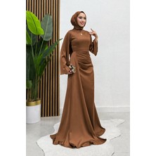 Abiye Diyarı Kadın Arabella Pelerinli Saten Balık Abiye- Kahverengi