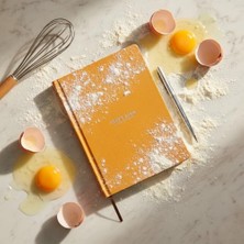 Odea Fark Tanıtım Tarif Defteri – A5 Boyutunda Sert Kapaklı 100+ Tariflik Recipe Journal, Ölçü Tablosu, Not Alanı, Indeks ve Şef Soruları (Sarı)