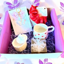 Nunu Event 🦋 Pembe & Lila Konsept Hediye Kutusu – Kalpli Kupa & Kelebek Detaylı Özel Tasarım Set 💜