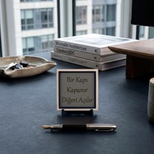 Miaju Minimalist Tipografi Detaylı "bir Kapı Kapanır Diğeri Açılır" Yazılı Dekoratif Parça, Çalışma Masası ve Kitaplık Için Estetik Süs 10X10 cm