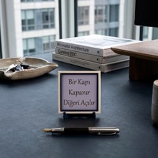 Miaju Bir Kapı Kapanır Diğeri Açılır Yazılı Dekoratif Masaüstü Aksesuarı, Özel Üretim Iç Mekan Tamamlayıcısı 10X10 cm