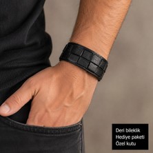 Herşey Nota Erkek Siyah Deri Bileklik – Örgü Tasarım, Ayarlanabilir Çıtçıtlı, Hediye Kutulu