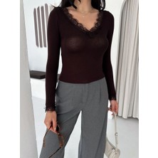 Velmora Fashion Kadın Dantel Detaylı V Yaka Arkası V Yaka Kaşmir Dokulu Uzun Kollu Bluz - Vişne Çürüğü