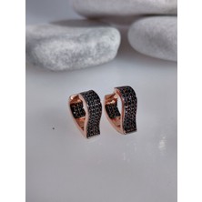 Luna Luster 925 Ayar Gümüş Tam Tur Sıralı Taşlı V Formlu Modern Kadın Halka Küpe