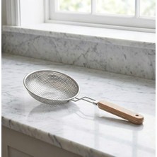 Ahşap Saplı Uzun Kulplu Çelik Kevgir – Paslanmaz Metal Süzgeç, Derin Gövdeli, Ergonomik Tasarım, Isıya Dayanıklı, Mutfak Gereci (14 Cm)