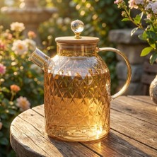 Deconox Lusterli Borosilikat Cam Sürahi - Isıya ve Ateşe Dayanıklı, Bambu Kapaklı ve Kristal Kulplu Şık Sürahi (1.6 Litre)