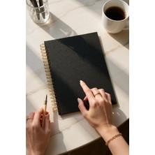 1001 Kareli Spiralli Not Defteri, A4 Boyut (21X29,7 Cm), 120 Yaprak (240 Sayfa), 90GR. Ivory Kağıt, Ofi