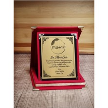 Esranın Dünyası Racix Kırmızı Kadife Plaket 15 x 20 cm – Kişiye Özel Baskılı Ödül ve Hatıra Plaketi Tek Ebat