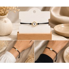 Bymiel V Harfli Siyah Ipli Ayarlanabilir Bileklik Gold Renk Yuvarlak Harf Detaylı Unisex Model