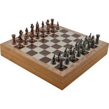 Orta Boy Metal Ingiliz Satranç Takımı Antik ve Rustik Desenli Sandıklı Mdf Tahtası (36X36X6 C