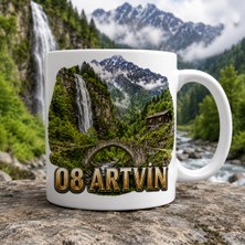 Ajans 313 08 Artvin Temalı Baskılı Kupa Bardak – Şelale, Taş Köprü ve Dağ Manzaralı Tasarım
