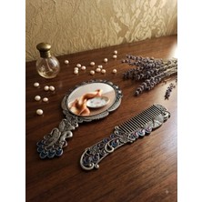 Hureggo Tavus Kuşu Figürlü Vintage El Aynası ve Tarak Seti - Taşlı Metal Hediyelik Çeyiz Seti (Özel Kutulu) 13 cm