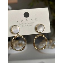 Bade Jewelry Vip Gold&beyaz Sedefli Sallantılı Halka Detaylı Kararmaz Çelik Küpe