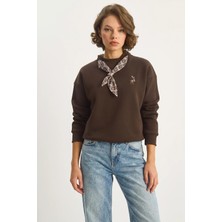 Efnaz Style Kadın Fular Detaylı Ceylan Nakışlı Üç Iplik Şardonlu Oversize Acı Kahve Sweatshirt