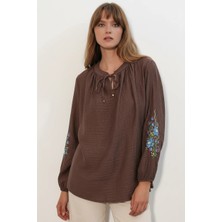 Efnaz Style Kadın Bagcıklı Oversize Nakışlı Kol Çiçek Desenli Kahverengi Bluz