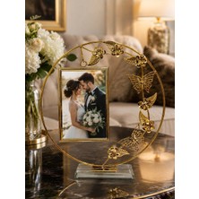 Kesene Lüx Gold Kelebek ve Çiçek Figürlü Pleksi Tabanlı Metal Fotoğraf Çerçevesi 27 cm Hediyelik Dekoratif