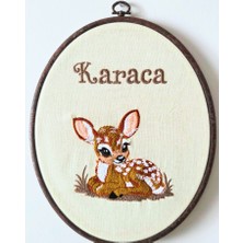 Hellemyst Baby Atelier Kişiselleştirilebilir Bambi Nakışlı İsimli Kasnak Pano - 27x22 cm