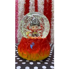 Grand Concept Store Kar Küresi Işıklı ve Müzikli Alev Tabanlı Anime Figürlü Dekoratif Masa Lambası