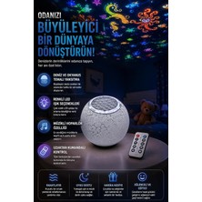 Coverzone Deniz ve Okyanus Temalı Projektör Ent Gece Lambası, Müzikli Hoparlörlü Renkli LED Yansıtıcı, Uzaktan Kumandalı Döner Işık, 5V USB Şarjlı Dahili Bataryalı 12 cm | Nima-11 (Beyaz)