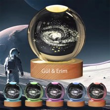 St. Morritz Isme Özel Büyük Boy Işıklı Ahşap Kaideli Toz Bulutu Cam Küre 8cm ve Anahtar Seti